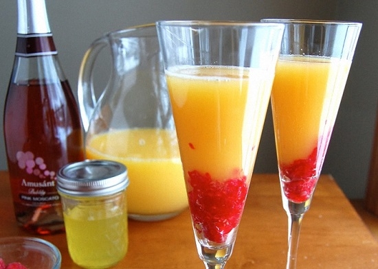 коктейль «Мимоза» с шампанским и ягодами малины