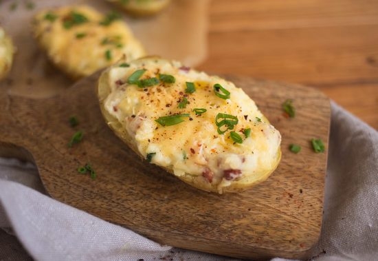 картофельные лодочки с сосисками и сыром