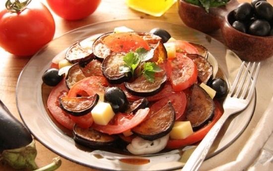 Салат с жареными баклажанами и помидорами
